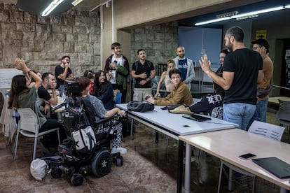 Reunión de los algunos acampados, este lunes en la facultad de Filosofía de Valencia.