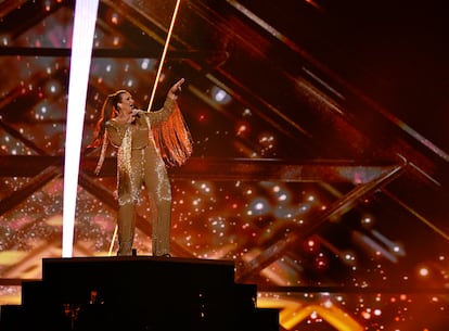 Hera Bjork representando a Islandia con la canción Scared of Heights actúa durante la primera semifinal del Festival de la Canción de Eurovisión en Malmo.