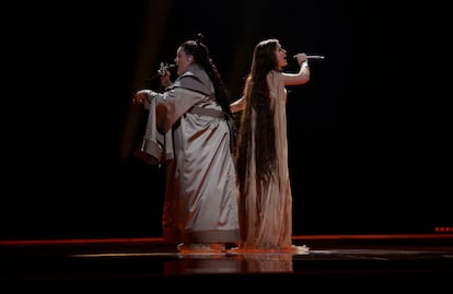 Alyona Alyona & Jerry Heil representan a Ucrania, interpretando la canción Teresa & María.