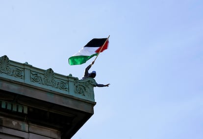 Un manifestante propalestino en el techo del Hamilton Hall de la Universidad de Columbia, en Nueva York.