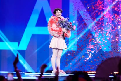 El representante de Suiza, Nemo, en el escenario tras ganar Eurovisión 2024.