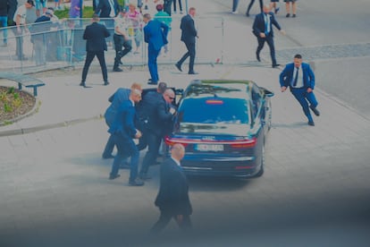 Las fuerzas de seguridad trasladan a Robert Fico al interior de un vehículo, este miércoles en Handlová.