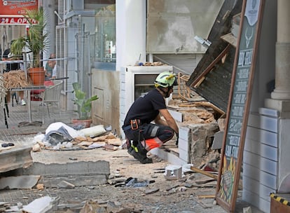 Un bombero mira en el interior del local siniestrado en Palma, el 24 de mayo.
