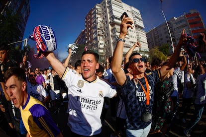 Cientos de personas reciben el autobús del Real Madrid en las inmediaciones del estadio.
