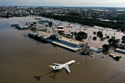 Vista aérea del aeropuerto internacional Salgado Filho en Porto Alegre, el 7 de mayo.