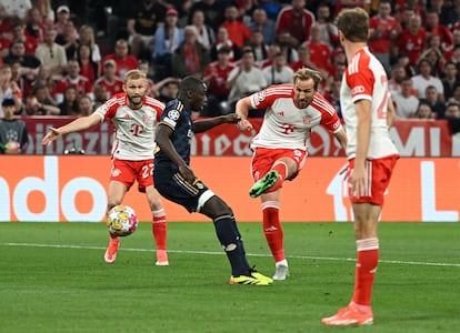 Harry Kane tira a puerta en un momento del partido.