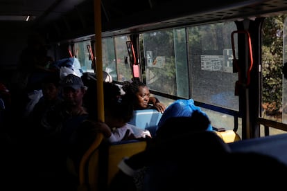 Cintia Santos llora mientras es evacuada en autobús de una zona inundada de Eldorado do Sul, el 7 de mayo.