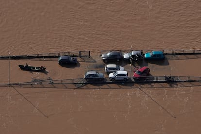Varios vehículos rodeados por el agua en una área inundada en Porto Alegre, el 8 de mayo.