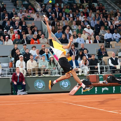 Alexander Zverev salta para devolver la pelota.