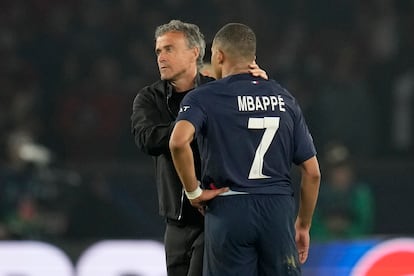 Luis Enrique consuela a Mbappé tras finalizar el encuentro.