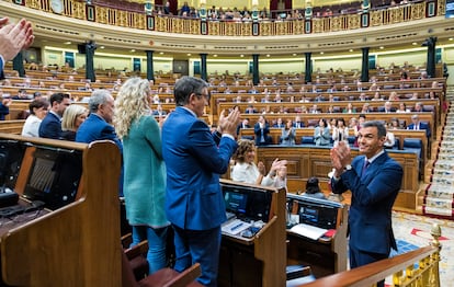 Pedro Sánchez es aplaudido por la bancada socialista al termino de su intervención en el Congreso, este miércoles.