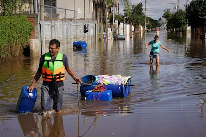 Un residente saca las pertenencias que recuperó de su casa inundada Canoas, estado de Rio Grande do Sul, el 9 de mayo.