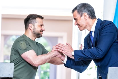 Volodímir Zelenski y Pedro Sánchez, este lunes en La Moncloa.