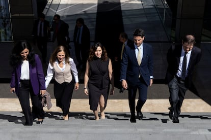 La presidenta de la Comunidad de Madrid, Isabel Díaz Ayuso, y el consejero de Educación, Emilio Viciana, en el centro de la imagen, durante un viaje a Chile.