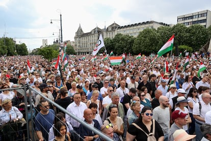 La multitud congregada este domingo en Debrecen, en el acto convocado por Péter Magyar.