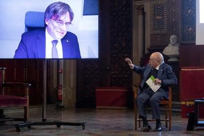 Los expresidentes Jordi Pujol (derecha, en Barcelona) y Carles Puigdemont (izquierda, por vídeo conferencia), durante una charla en 2022 del ciclo 'Escucha Europa'.
