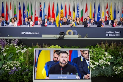 El presidente de Ucrania, Volodímir Zelenski, durante la sesión plenaria de la Cumbre por la Paz en Ucrania este domingo en Stansstad (Ucrania).