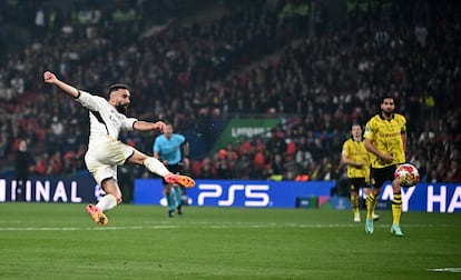 Gran remate de Dani Carvajal ante la portería del Dortmund.