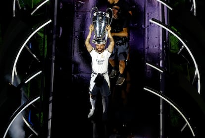 Nacho entra en el Santiago Bernabéu con la copa de campeones de la Champions League.