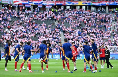 Los jugadores de la selección española calientan en el césped del estadio Olímpico de Berlín, este sábado.