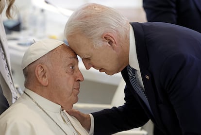 El papa Francisco y el presidente de los EE UU, Joe Biden, antes de una sesión sobre Inteligencia Artificial, Energía, África y el Mediterráneo en el segundo día de la cumbre del G-7 en Savelletri, este jueves.