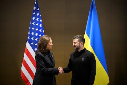 La vicepresidenta de los Estados Unidos, Kamala Harris, saluda al presidente de Ucrania, Volodímir Zelenski, en una reunión bilateral celebrada durante la Cumbre por la Paz en Ucrania, este sábado en Suiza.