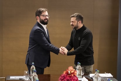 El presidente de Chile, Gabriel Boric, saluda al presidente de Ucrania, Volodímir Zelenski, este sábado durante una reunión bilateral en la Cumbre de la Paz, en Stansstad cerca de Lucerne (Suiza).