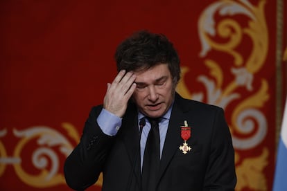 Javier Milei luce la medalla entregada por Isabel Díaz Ayuso.
