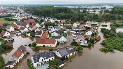 Vista aérea de una afectada por la crecida del río Paar tras las fuertes lluvias caídas en Gotteshofen (Alemania), el 2 de junio.