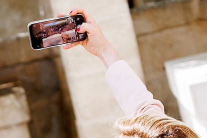 Giorgia Meloni se hace un selfie en el arranque de la cumbre del G7.