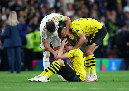 Marcel Sabitzer, del Dortmund, es consolado por su compañero Fullkrug y Nacho, del Real Madrid.