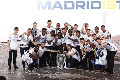 Los jugadores del Real Madrid durante la celebración este domingo en la plaza de Cibeles con los aficionados blancos.
