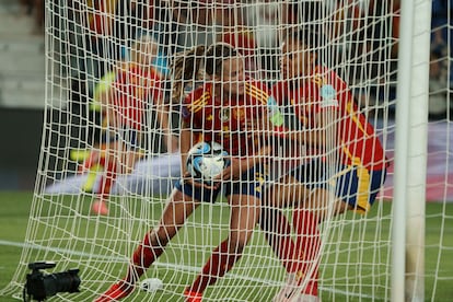 Irene Paredes recoge el balón de la portería de Dinamarca tras marcar este martes en el Heliodoro Rodríguez López.