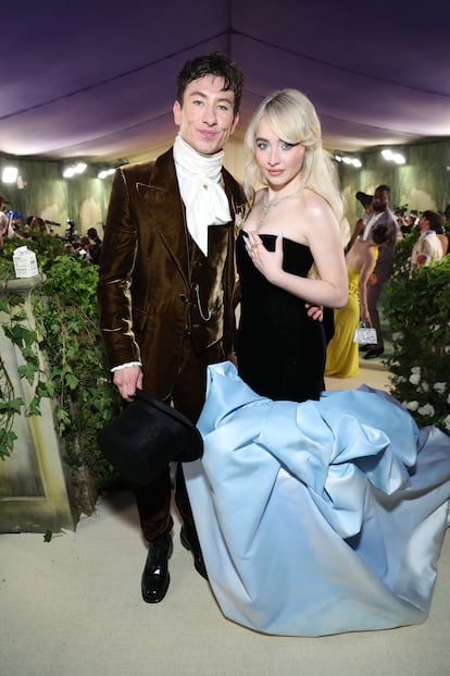 Barry Keoghan y Sabrina Carpenter en la Gala Met el 6 de mayo de 2024 en Nueva York.