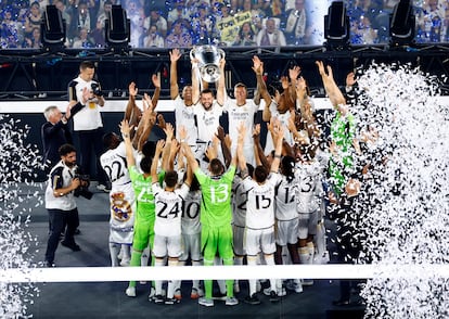 Los jugadores del Real Madrid festejan la consecución de la decimoquinta Champions en el Estadio Santiago Bernabéu.