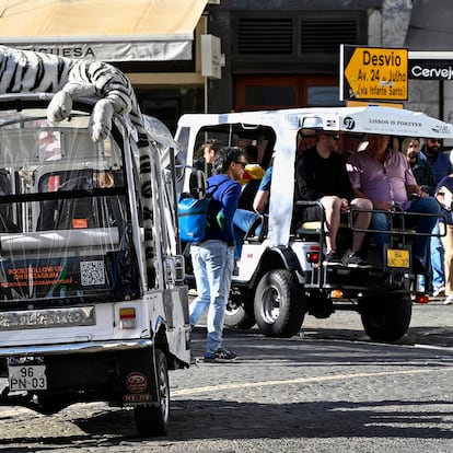 LISBON, PORTUGAL - APRIL 09: Decorated Tuk-Tuk tourist vehicles wait for fares in Praça Camoes in Lisbon on April 09, 2024, in Lisbon, Portugal. Tourism generated 25 billion euros in Portugal during 2023, and it was the best year ever. According to Portuguese government throughout 2023 several tourism demand indicators have broken records. There were more than 30 million guests - an increase of around 10 percent compared to 2019, which had been the best tourist year so far - and 77 million overnight stays. Revenues of around 25 billion euros represent growth of 37 percent compared to 2019 and 18.5 percent compared to 2022. This growth extends to the whole country and is seen throughout the year. Tourism is expected to grow even more in 2024. (Photo by Horacio Villalobos#Corbis/Corbis via Getty Images) ----PIEFOTO---- Varios tuk-tuk estacionados en la plaza de Camões aguardan la llegada de turistas. El turismo generó 25.000 millones de euros en Portugal en 2023.