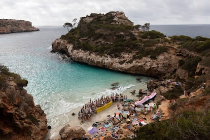 Protesta de vecinos en la Cala del Moro en Mallorca, este domingo.
