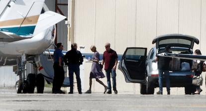 Taylor Swift sube a su avión privado en el aeropuerto de Perth (Australia), en una imagen de archivo.