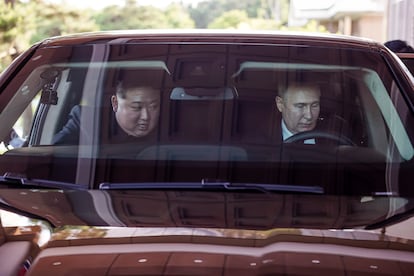 Vladímir Putin (a la derecha), conduce una limusina rusa Aurus junto a Kim.