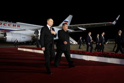 El régimen de Corea del Norte es uno de los principales suministradores de armas a Rusia. La inteligencia de Corea del Sur estima que Pyongyang podría haber enviado a Rusia casi cinco millones de proyectiles en secreto y decenas de misiles balísticos. Estados Unidos cifra los envíos de municiones en más de 11.000 contenedores.