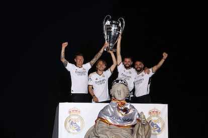 Kroos, Modric, Nacho y Carvajal, los jugadores del actual Real Madrid con seis Champions, en Cibeles.