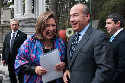 Xóchitl Gálvez y el expresidente Felipe Calderón Hinojosa, durante un evento del Partido Acción Nacional, en Ciudad de México, en 2016.