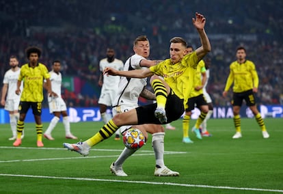 Toni Kroos y Nico Schlotterbeck en un lance del partido.