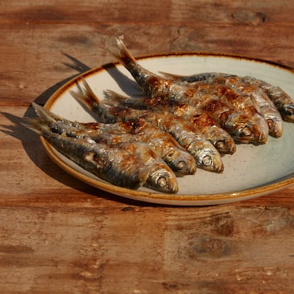Mayo de 2024 - Reportaje sobre la sardina pra el Especial Gastro del El País Semanal, junio de 2024 - ©Geray Mena ----PIEFOTO---- Un plato de sardinas hechas al espeto en el restaurante La Mar Bonita, donde cocina Miguel León.