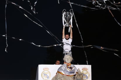 El capitán del Real Madrid Nacho Fernández levanta el trofeo.