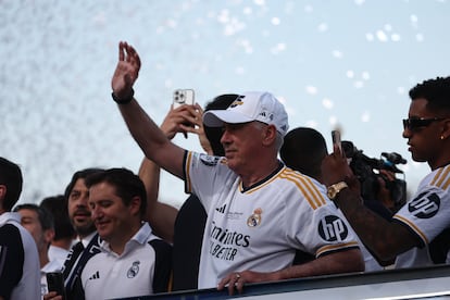 Carlo Ancelotti saluda a los hinchas del Real Madrid que se han acercado a Cibeles para celebrar la Decimoquinta Champions del conjunto blanco.