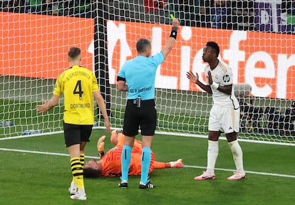 El jugador del Real Madrid Vinicius Junior es amonestado con una cartulina amarilla por el árbitro de encuentro.