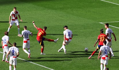 Fabián dispara y marca el segundo gol del partido.