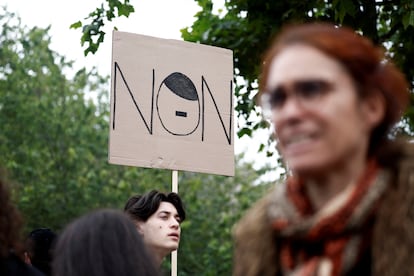 Una pancarta contra la extrema derecha en Francia.