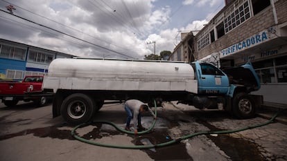 Un camión cisterna abastece de agua a una purificadora en la colonia de Santa María Aztahuacán, en 2022.